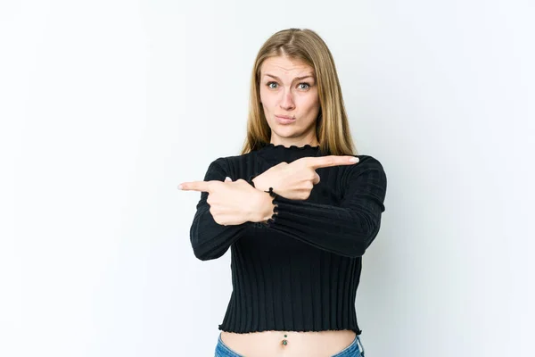 Giovane Donna Bionda Isolata Sfondo Bianco Punti Lateralmente Sta Cercando — Foto Stock