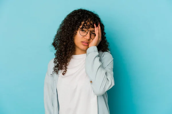 Joven Afroamericana Afro Mujer Aislada Cansado Muy Somnoliento Mantener Mano — Foto de Stock