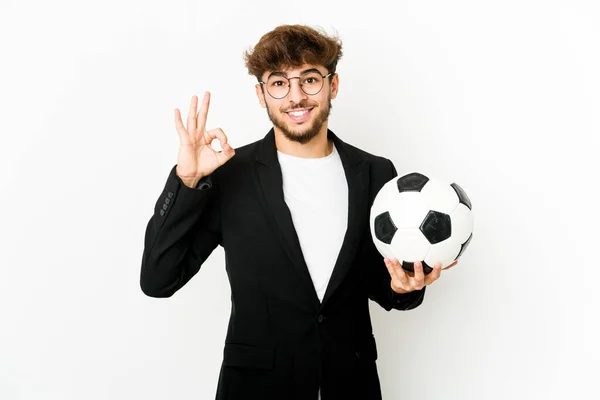 Jovem Treinador Futebol Indiano Isolado Alegre Confiante Mostrando Gesto — Fotografia de Stock