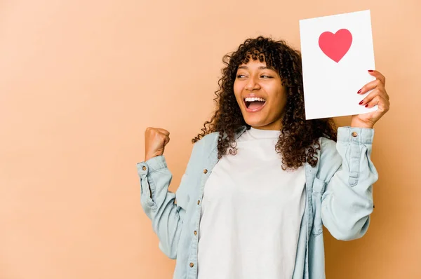 Jeune Afro Américaine Africaine Tenant Une Carte Saint Valentin Levant — Photo