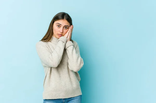 Joven Mujer Caucásica Bostezando Mostrando Gesto Cansado Cubriendo Boca Con —  Fotos de Stock