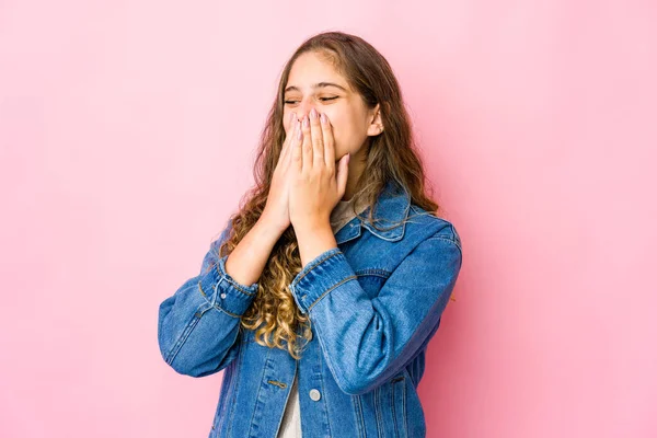 Joven Mujer Caucásica Riendo Algo Cubriendo Boca Con Las Manos — Foto de Stock