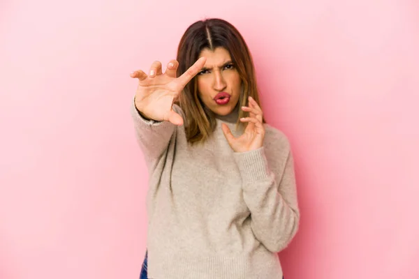 Jeune Femme Indienne Isolée Sur Fond Rose Montrant Des Griffes — Photo