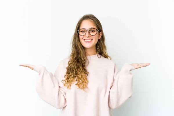 Joven Mujer Caucásica Hace Escala Con Los Brazos Siente Feliz — Foto de Stock