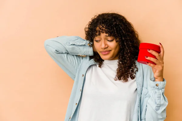 Joven Afroamericana Afro Mujer Sosteniendo Regalo San Valentín Tocando Parte —  Fotos de Stock