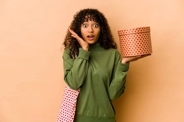 Ung Afrikansk Amerikansk Afro Kvinna Som Håller Alla Hjärtans Dag — Stockfoto