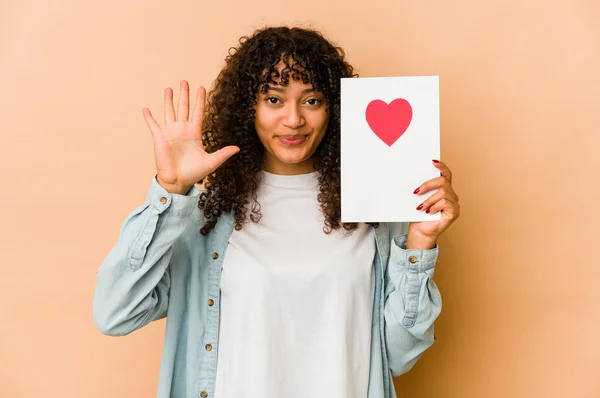 Jong Afrikaanse Amerikaan Afro Vrouw Met Een Valentijnskaart Lachend Vrolijk — Stockfoto