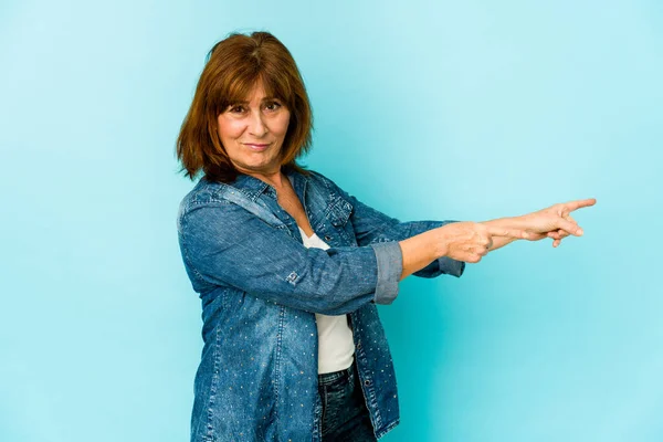 Senior Kaukasische Vrouw Geïsoleerd Wijzen Met Wijsvingers Naar Een Kopieerruimte — Stockfoto