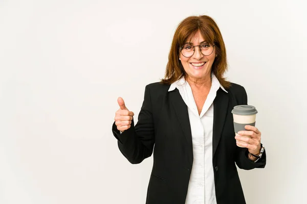 Mulher Negócios Meia Idade Segurando Café Takeaway Isolado Sorrindo Levantando — Fotografia de Stock