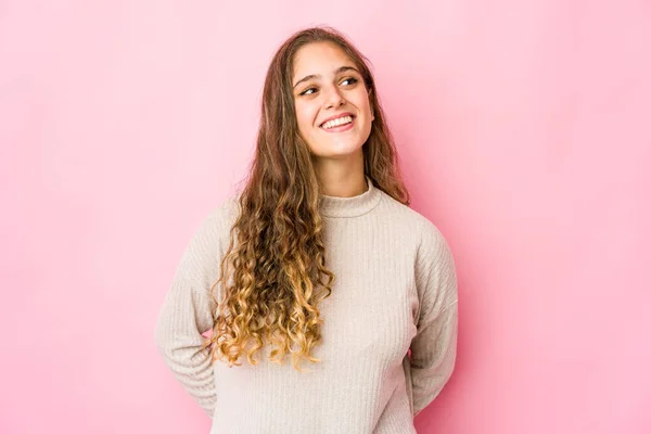 Kafkasyalı Genç Kadın Gevşemiş Mutlu Bir Şekilde Gülüyor Boynunda Dişlerini — Stok fotoğraf