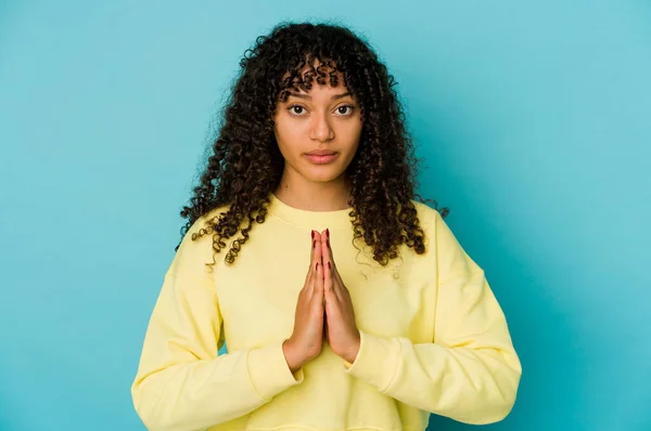 Jonge Afrikaans Amerikaanse Afro Vrouw Geïsoleerd Bidden Tonen Toewijding Religieuze — Stockfoto