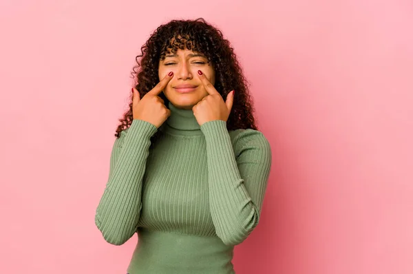 Jonge Afro Amerikaanse Afro Vrouw Geïsoleerd Huilen Ongelukkig Met Iets — Stockfoto