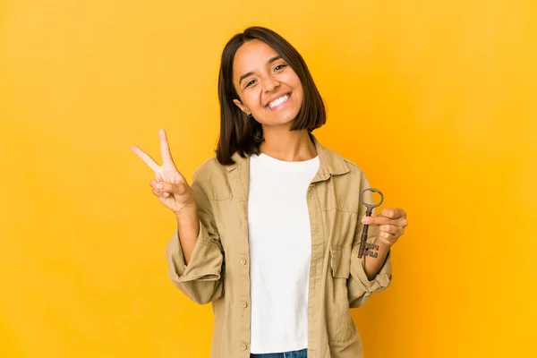 Jeune Femme Hispanique Tenant Une Vieille Clé Montrant Numéro Deux — Photo