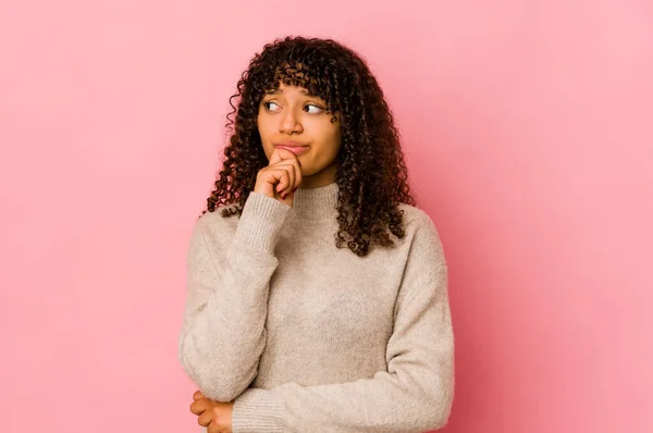 Junge Afrikanisch Amerikanische Afro Frau Isoliert Denken Und Aufblicken Reflektieren — Stockfoto