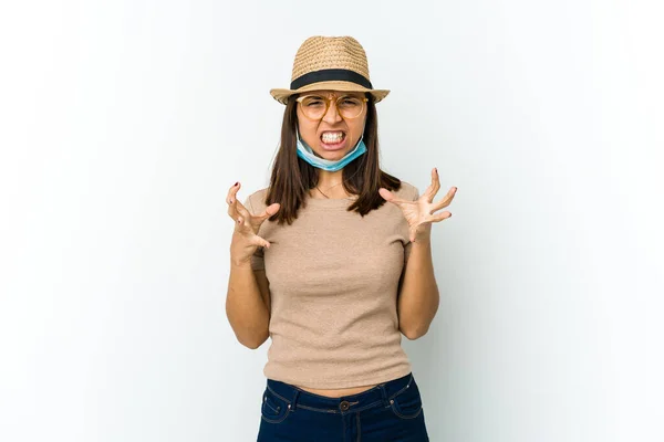 Ung Latinamerikansk Kvinna Bär Hatt Och Mask För Att Skydda — Stockfoto