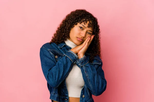 Jovem Afro Americana Africana Isolado Bocejo Mostrando Gesto Cansado Cobrindo — Fotografia de Stock