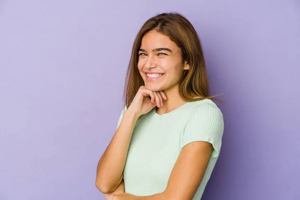 Молода Худа Біла Дівчина Підліток Фіолетовому Фоні Посміхається Щасливо Впевнено — стокове фото