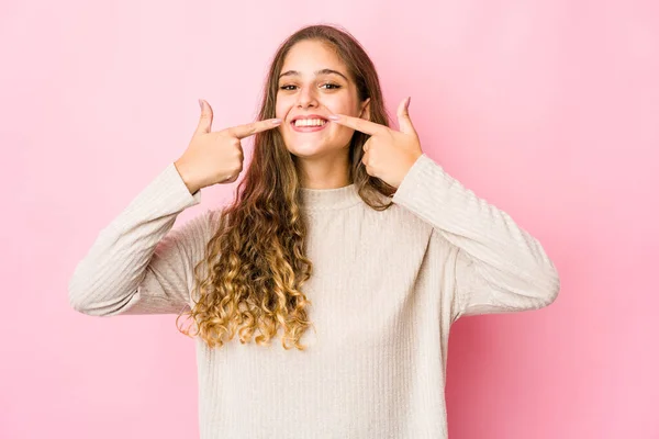 Mujer Joven Caucásica Sonríe Señalando Con Los Dedos Boca — Foto de Stock