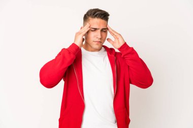 Beyaz tenli yakışıklı adam tapınaklara dokunuyor ve baş ağrısı çekiyor..