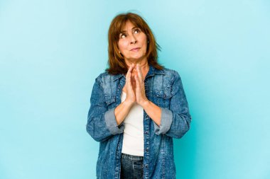 Kafkasyalı kıdemli kadın bir plan hazırlıyor..