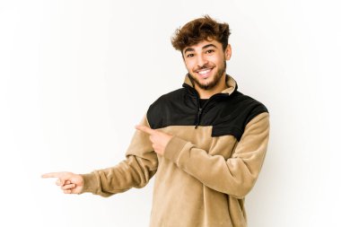 Beyaz arka planda genç bir Arap işaret parmağıyla işaret ettiği için heyecanlı..