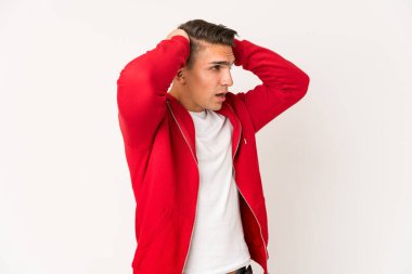 Genç, beyaz, yakışıklı bir adam tecrit edilmiş bağırıyor, çok heyecanlı, tutkulu, bir şeyden memnun..