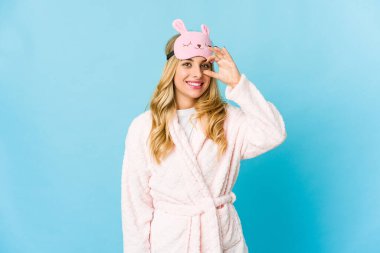 Genç, sarışın, beyaz, pijama giyen bir kadın heyecanlı..