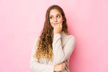 Kafkasyalı genç kadın rahatlamış fotokopi odasına bakan bir şey düşünüyor..