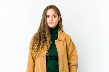 Genç beyaz kadın üzgün, ciddi yüzlü, mutsuz ve hoşnutsuz..