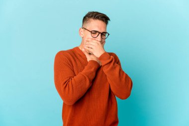 Beyaz tenli yakışıklı bir adam virüs ya da enfeksiyon yüzünden boğaz ağrısı çekiyor..