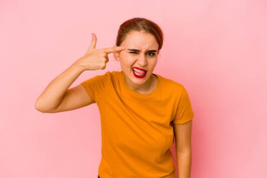 Genç Arap melez kadın işaret parmağıyla hayal kırıklığı gösteriyor..