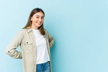 Genç beyaz kadın mutlu, güler yüzlü ve neşeli..