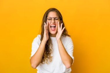 Genç beyaz kadın heyecanla bağırıyor..