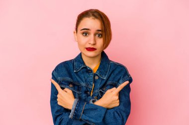 Genç Arap melez kadın iki seçenek arasında seçim yapmaya çalışıyor..