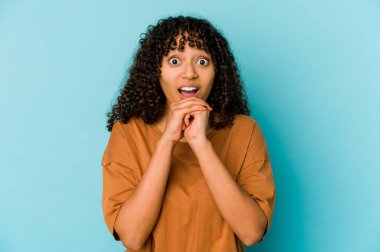 Genç Afrikalı Afro-Amerikan kadın kendini izole ederek şans diliyor, şaşırıyor ve ağzını açıyor..
