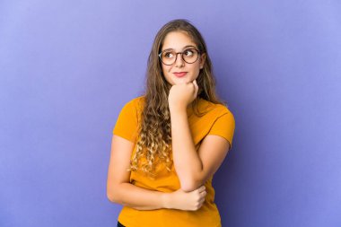 Beyaz tenli hoş bir kadın rahatlamış fotokopi odasına bakan bir şey düşünüyor..