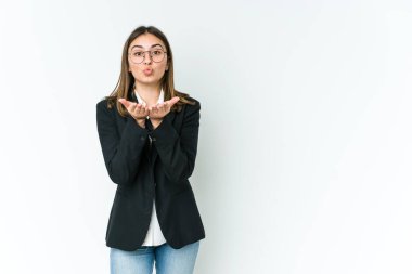 Beyaz tenli genç iş kadını dudaklarını katlıyor ve hava öpücüğü yollamak için avuç içi tutuyor..