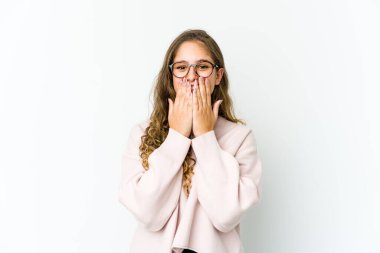 Kafkasyalı genç bir kadın bir şeye gülüyor, elleriyle ağzını kapatıyor..