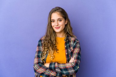 Genç, beyaz, kendine güveni tam bir beyaz kadın, kararlılıkla kollarını kavuşturuyor..