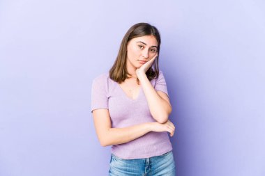 Sıkılmış, yorgun ve dinlenmeye ihtiyacı olan beyaz bir kadın..