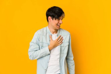 Genç, sıska İspanyol adam gülüyor. Elini yüreğine koyuyor. Mutluluk kavramı..