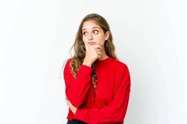 Kafkasyalı genç bir kadın düşünüyor, bakıyor, yansıtıyor, düşünüyor, hayal kuruyor..