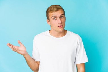 Kafkasyalı yakışıklı genç adam şüphe ediyor ve sorgulamada omuz silkiyor..