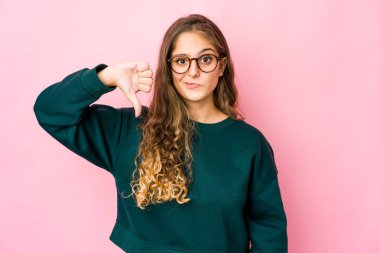 Beyaz kadın baş parmağını aşağı gösteriyor, hayal kırıklığı konsepti..