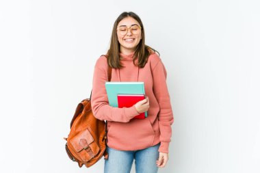 Beyaz fırında izole edilmiş genç bir bayan gözlerini kapatıyor, gülüyor, rahatlıyor ve mutlu oluyor..