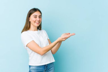 Kafkasyalı genç bir kadın avucunun üzerinde bir kopya alanı tutuyor..