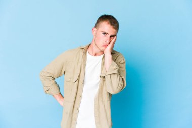 Üzgün ve dalgın hisseden, kopyalama alanına bakan genç beyaz yakışıklı bir adam..