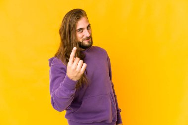 Uzun saçlı genç adam parmağıyla seni işaret ediyor. Sanki davet ediliyormuş gibi..