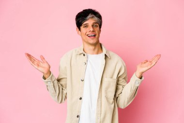 Genç, sıska İspanyol adam kollarıyla ölçek yapıyor, mutlu ve kendinden emin hissediyor..