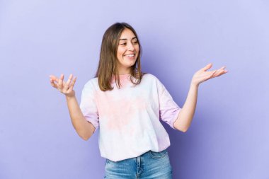 Genç beyaz kadın çok gülerek gülüyor. Mutluluk kavramı.